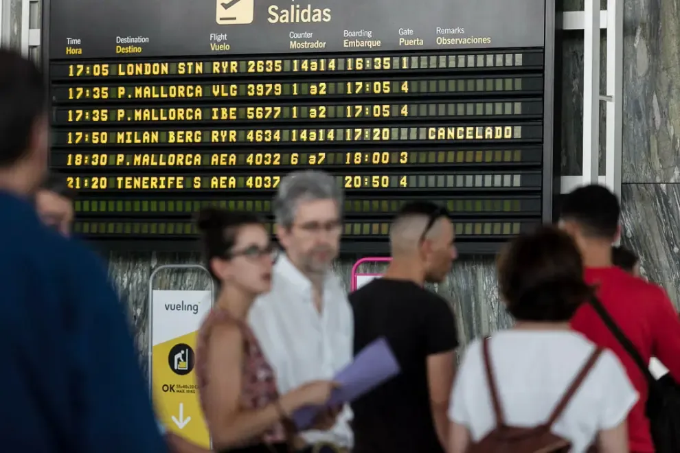 25 de julio. La huelga de los tripulantes de cabina de Ryanair deja tirados a 378 pasajeros de los dos vuelos que unen Zaragoza y Bérgamo