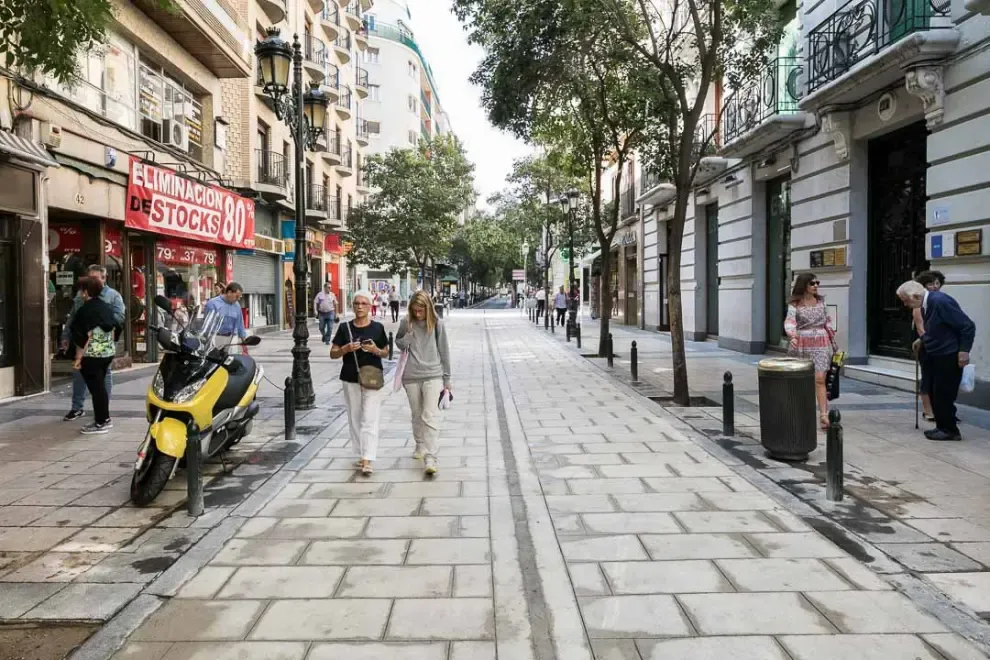 7 de septiembre. Los peatones estrenan el primer tramo de la renovada calle Don Jaime de Zaragoza. El espacio de la calzada queda a la misma altura que las aceras.
