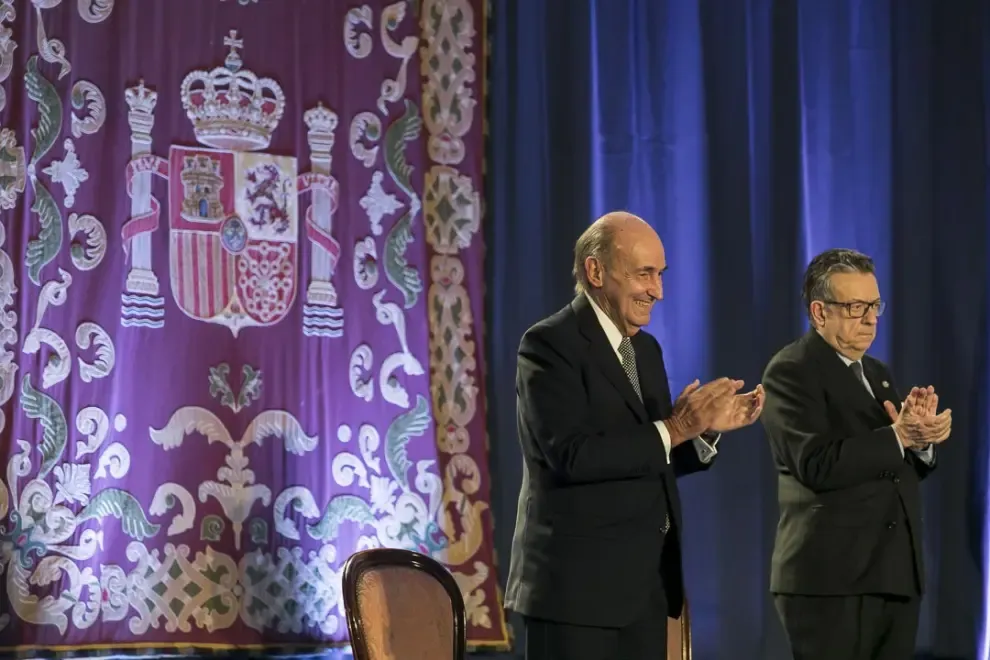 26 de noviembre.  Aragón conmemora los 40 años de la Constitución y reivindica su vigencia. Miguel Herrero y Rodríguez de Miñón y Miquel Roca Junyent reciben la Medalla de Aragón
