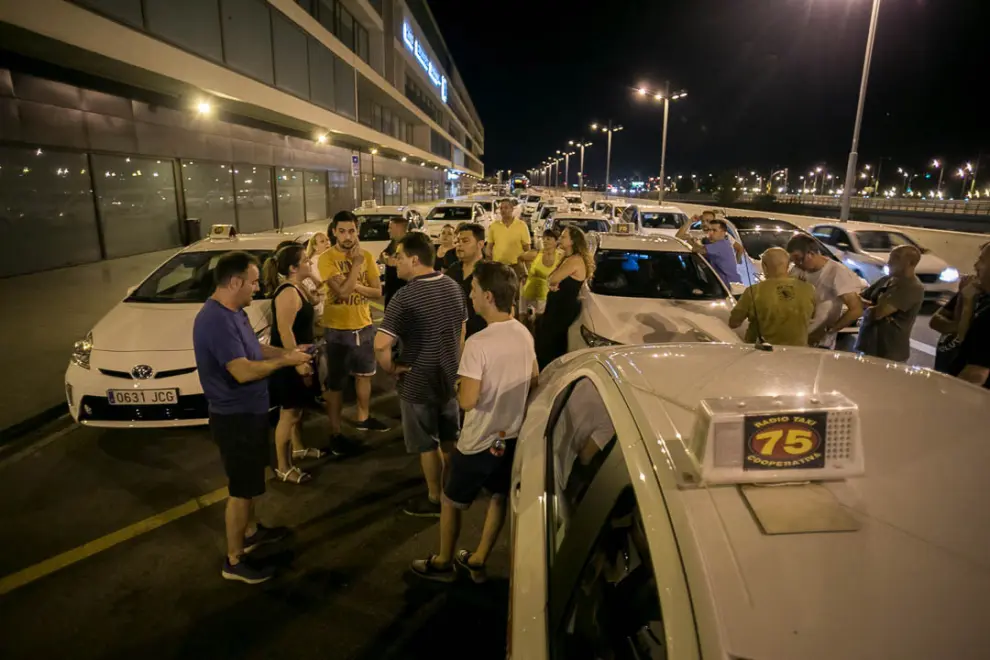 29 de julio. Los taxistas inician una huelga indefinida que amenaza con dejar a Zaragoza sin servicio. El colectivo pide la limitación de las licencias VTC
