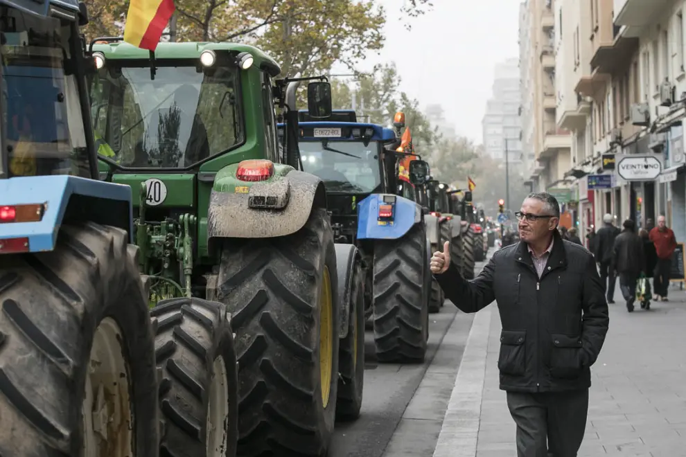 5 de diciembre. Más de 300 tractores toman el centro de Zaragoza. Los agricultores protestan pon el alto precio de los carburantes, que lastran al sector.