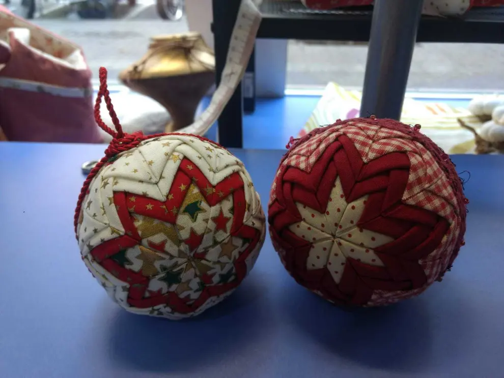 Aragón se suma a la moda del reciclaje navideño: bolas de patchwork