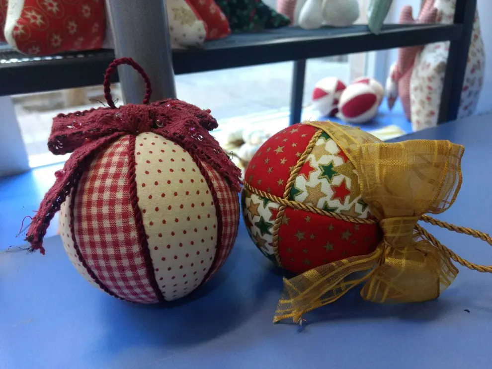 Aragón se suma a la moda del reciclaje navideño: bolas de tela