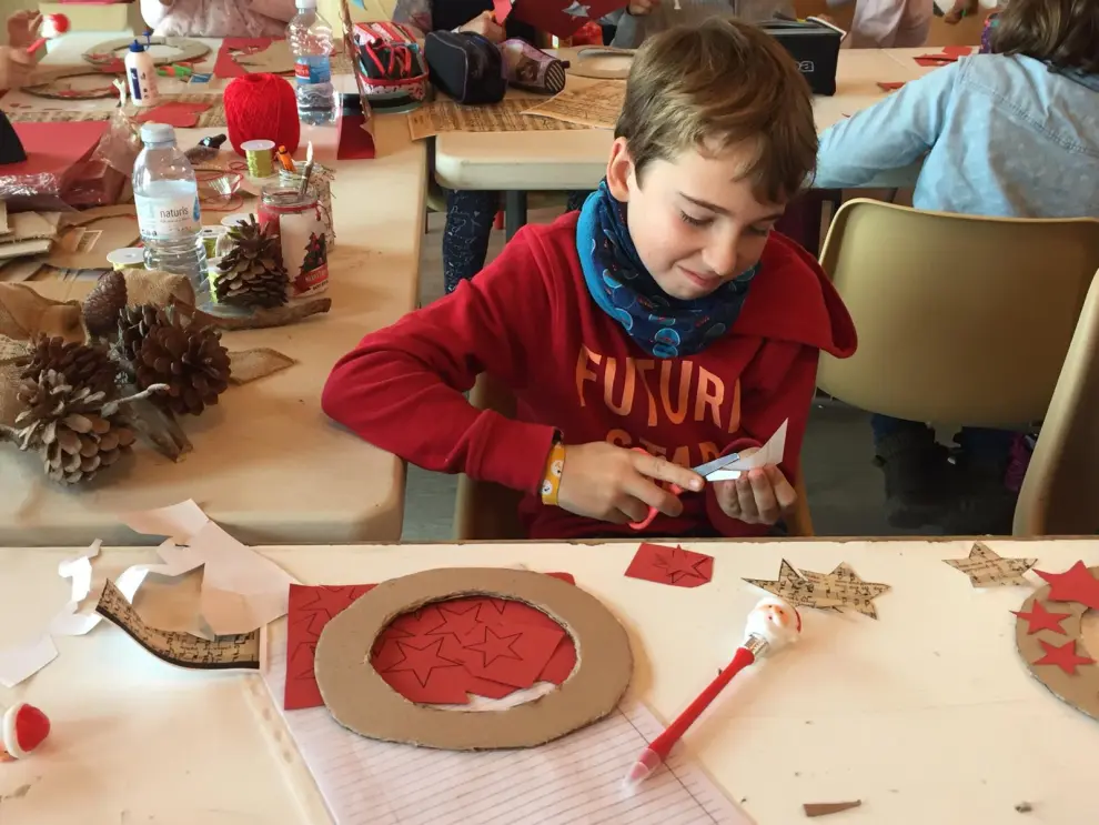Aragón se suma a la moda del reciclaje navideño: fabricando coronas de cartón.