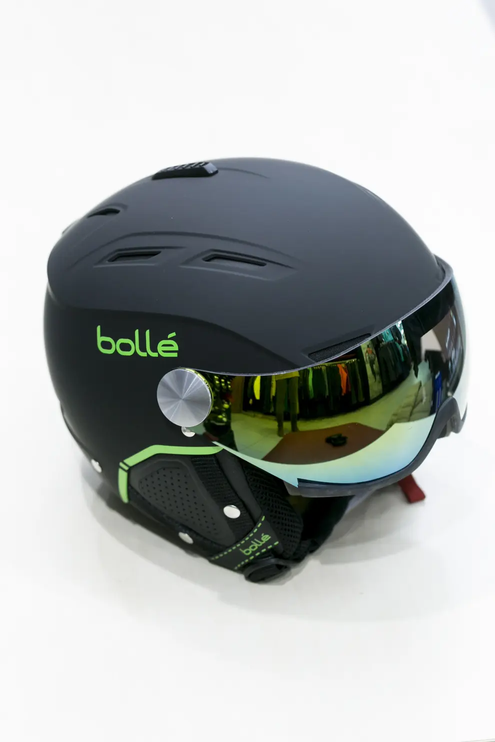 Casco de hombre de la marca Bollé, regulable y abertura para transpirar. Máscara incorporada, gafa de categoría 3 (179 euros, en Intersport Sueiro).