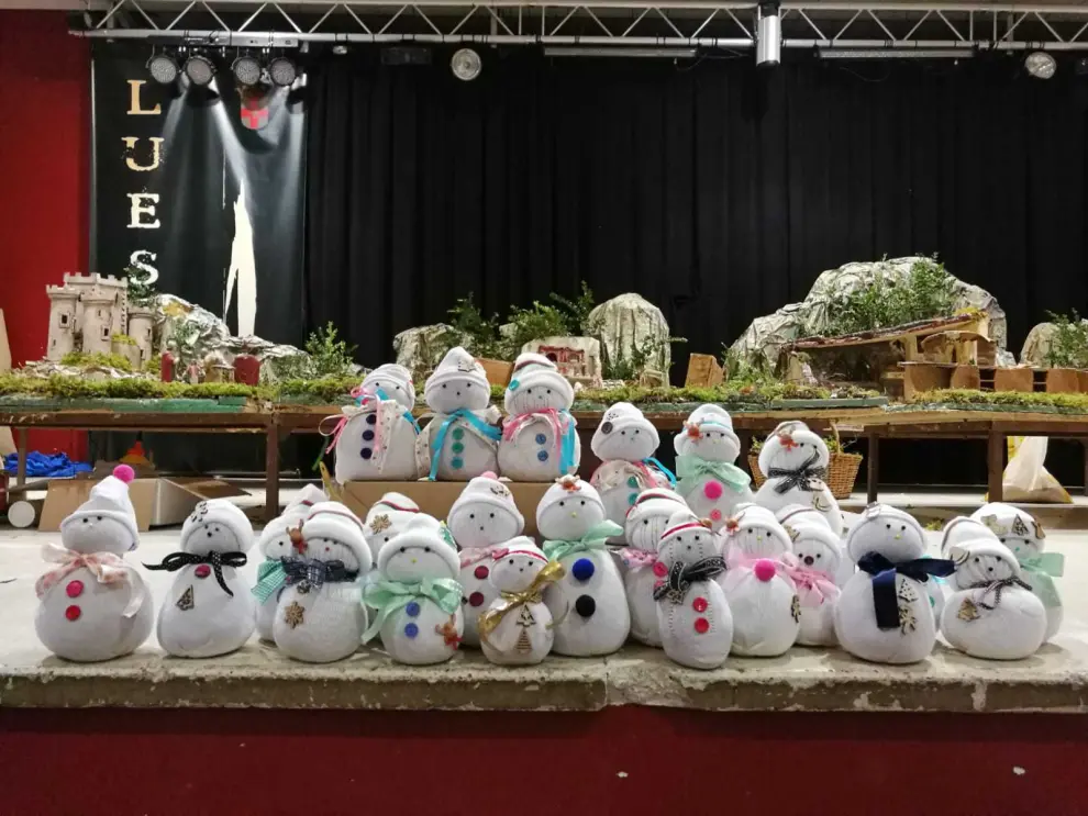 Aragón se suma a la moda del reciclaje navideño: muñecos de nieve con calcetines reciclados.