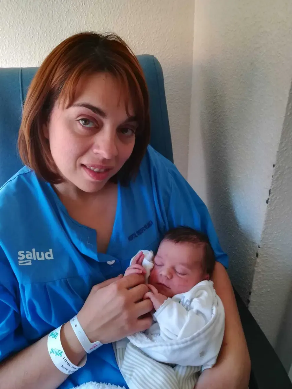 El pequeño Pablo, que nació este martes a las 22.00, en brazos de su madre, en el Hospital Obispo Polanco de Teruel.