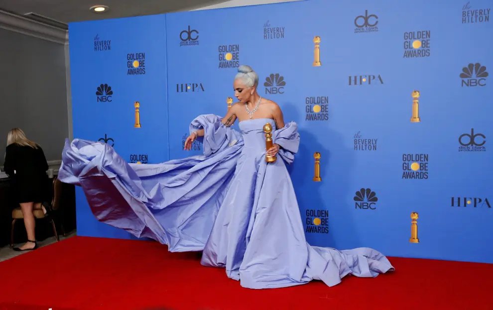 Lady Gaga brilla en una alfombra roja de los Globos de Oro con sabor latino
