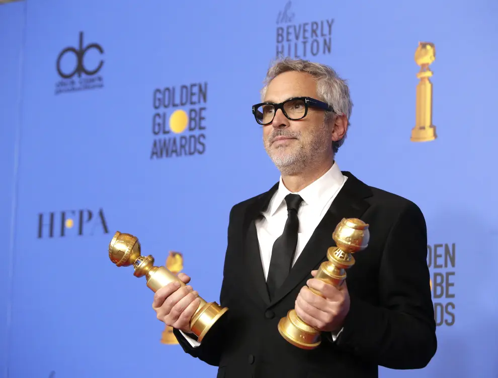 Alfonso Cuaron, premio al mejor director por Roma, con sus dos galardones en los Globos de Oro.