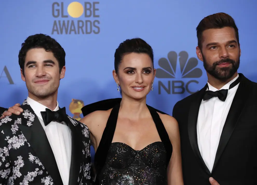 Darren Criss, Penelope Cruz y Ricky Martin posan en la gala de entrega de la 76 edición de los Globos de Oro