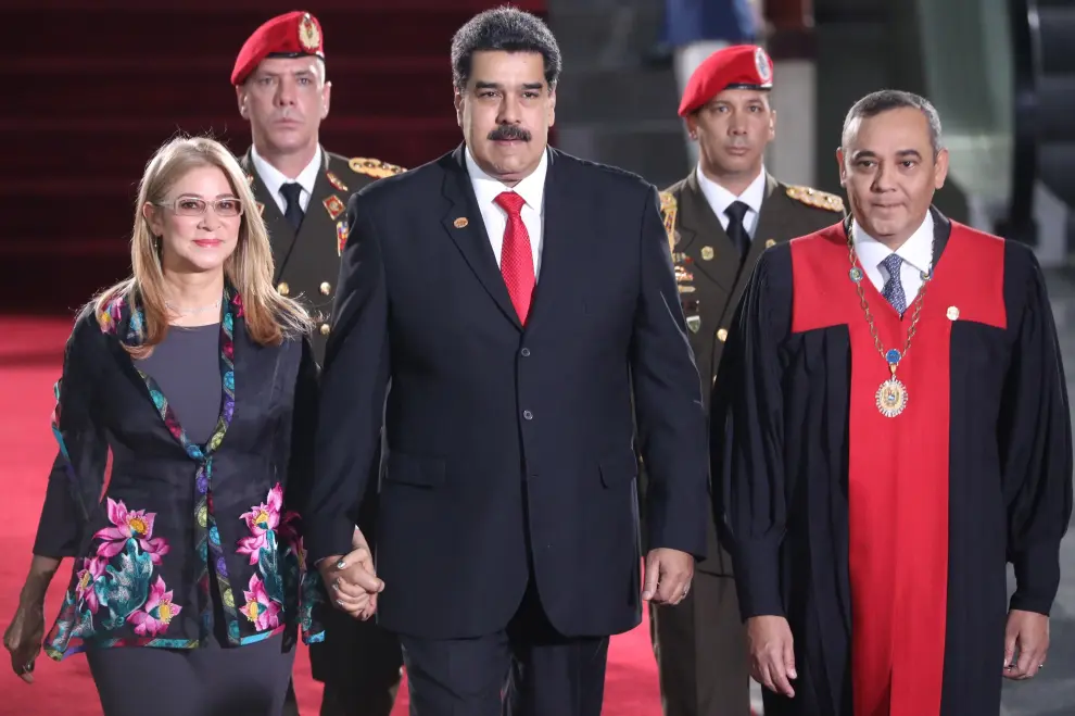 Maduro jura como presidente hasta 2025