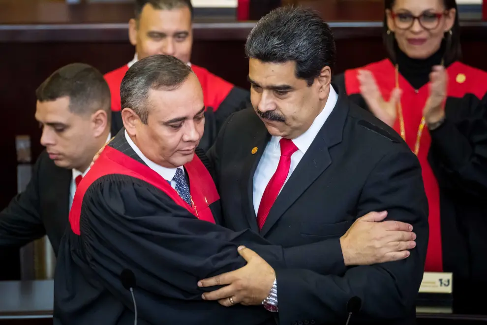 Maduro jura como presidente hasta 2025