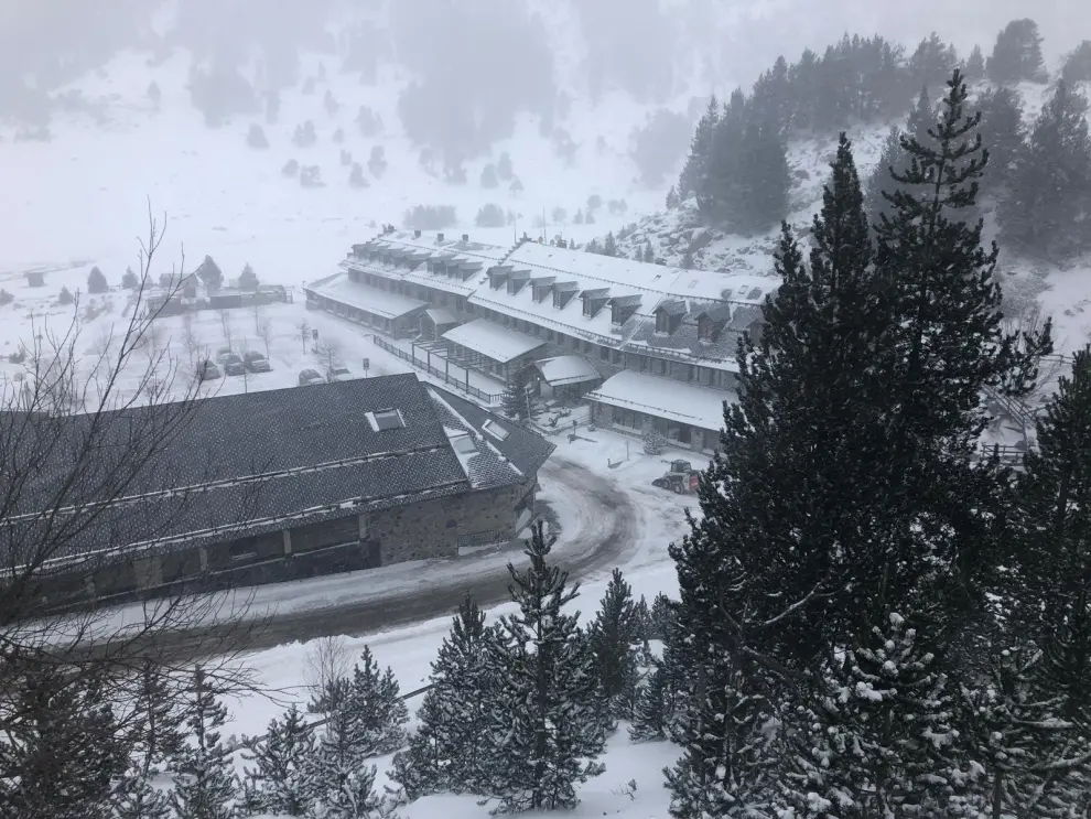 Llanos del Hospital de Benasque ha amanecido con una nueva nevada. EN Llanos del Hospital