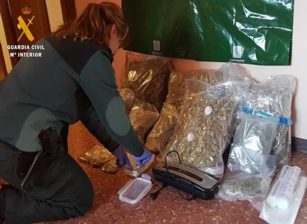 Imagen de una incautación de casi nueve kilos de marihuana en el interior de un maletero en Ariza