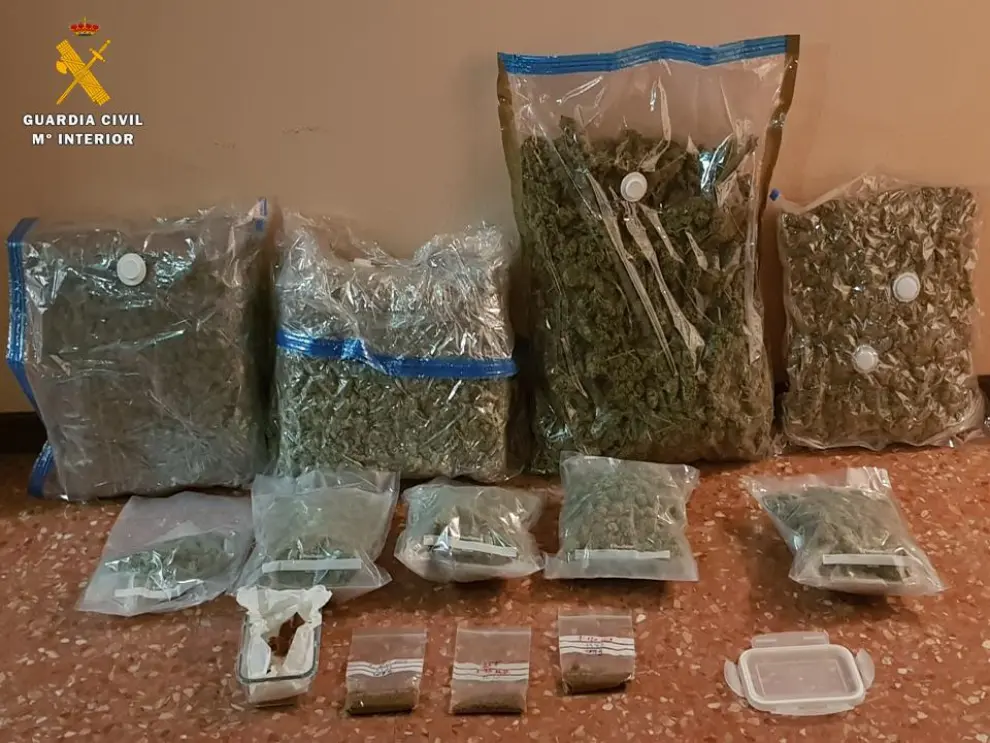 Incautados casi nueve kilos de marihuana en el interior de un maletero en Ariza