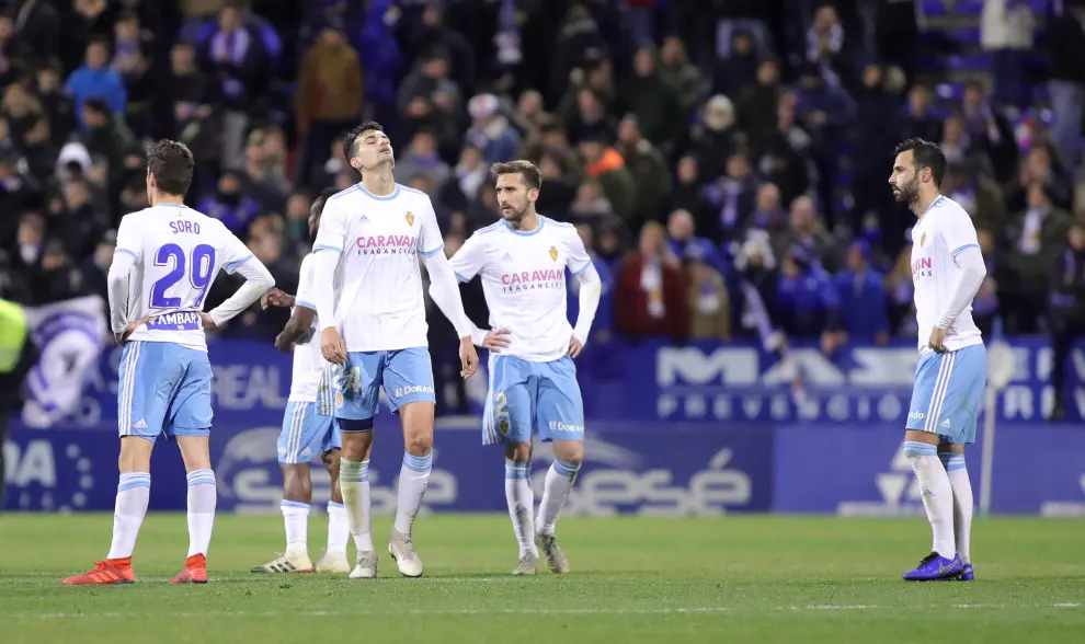 Los jugadores del Real Zaragoza se lamentan tras encajar un gol frente al Málaga.
