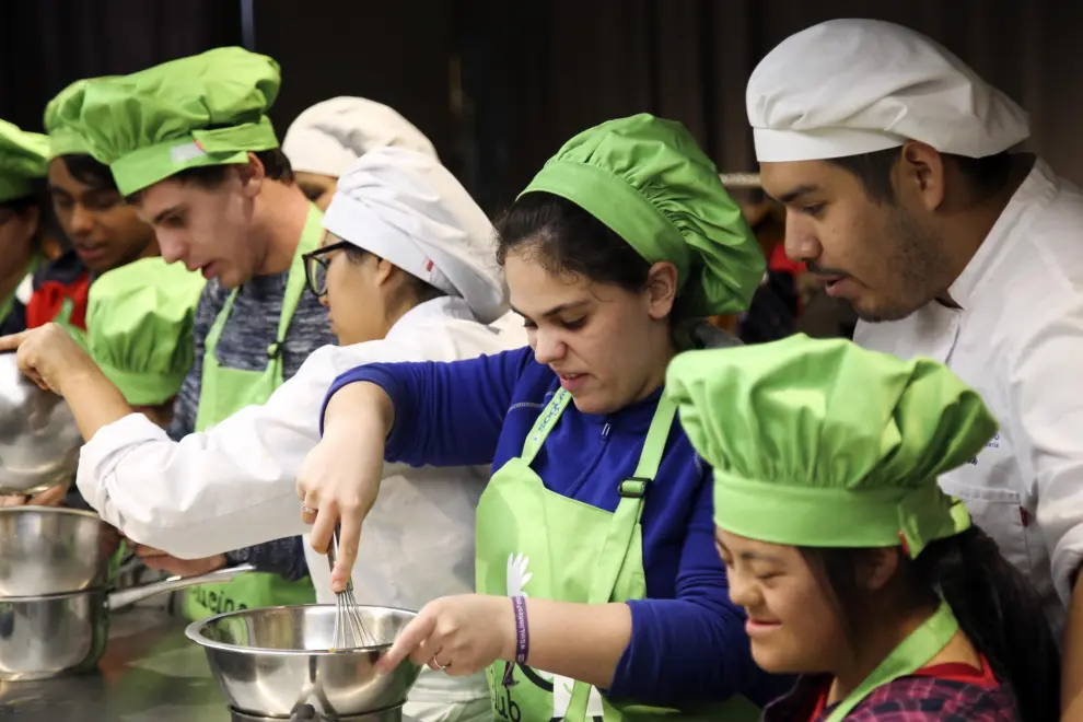 Alumnos de Atades comienzan su formación como chefs con el Club Inclucina