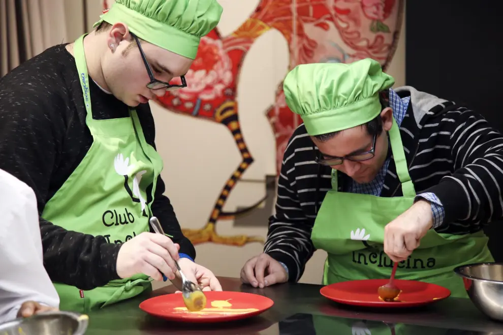 Alumnos de Atades comienzan su formación como chefs con el Club Inclucina