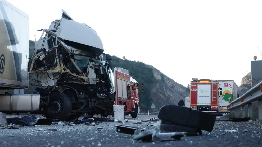 Un herido en una colisión por alcance entre dos camiones en la N-II en Fraga