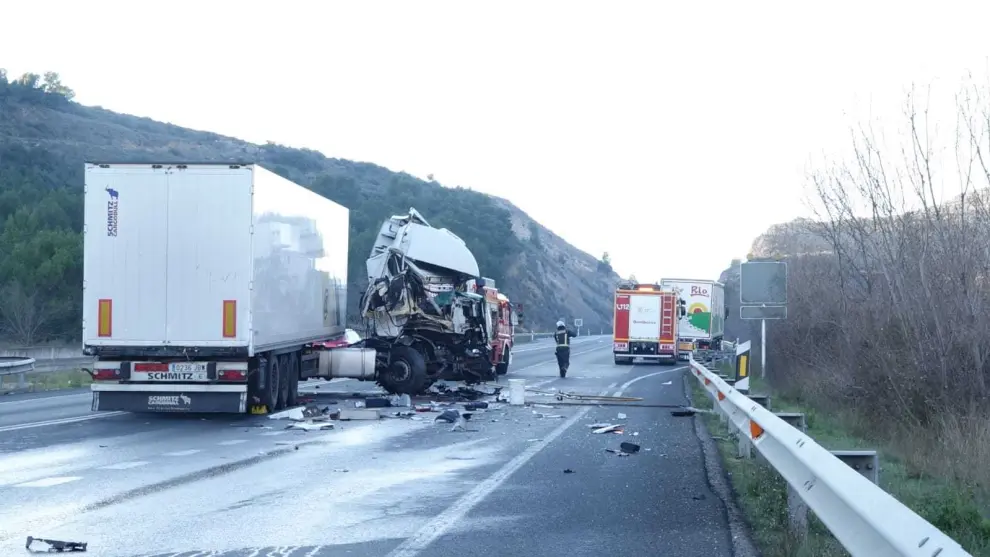 Un herido en una colisión por alcance entre dos camiones en la N-II en Fraga
