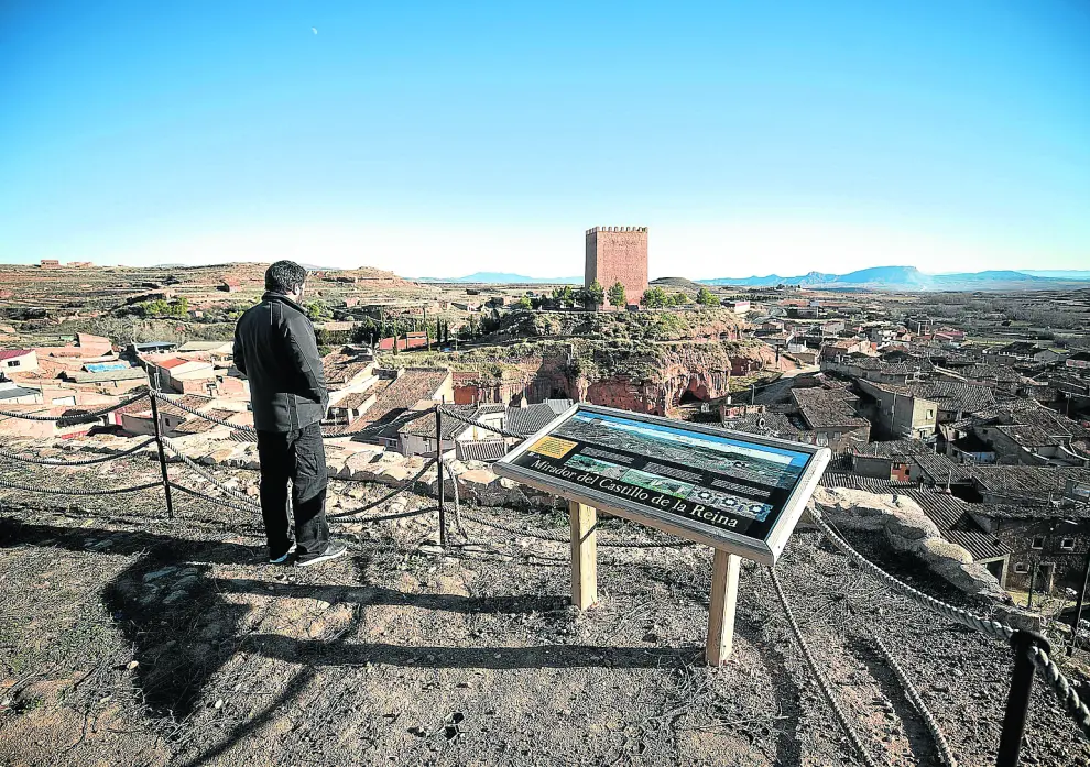 Vista de Villarroya de la Sierra y el torreón del Rey desde el mirador situado en el Torreón de la Reina.