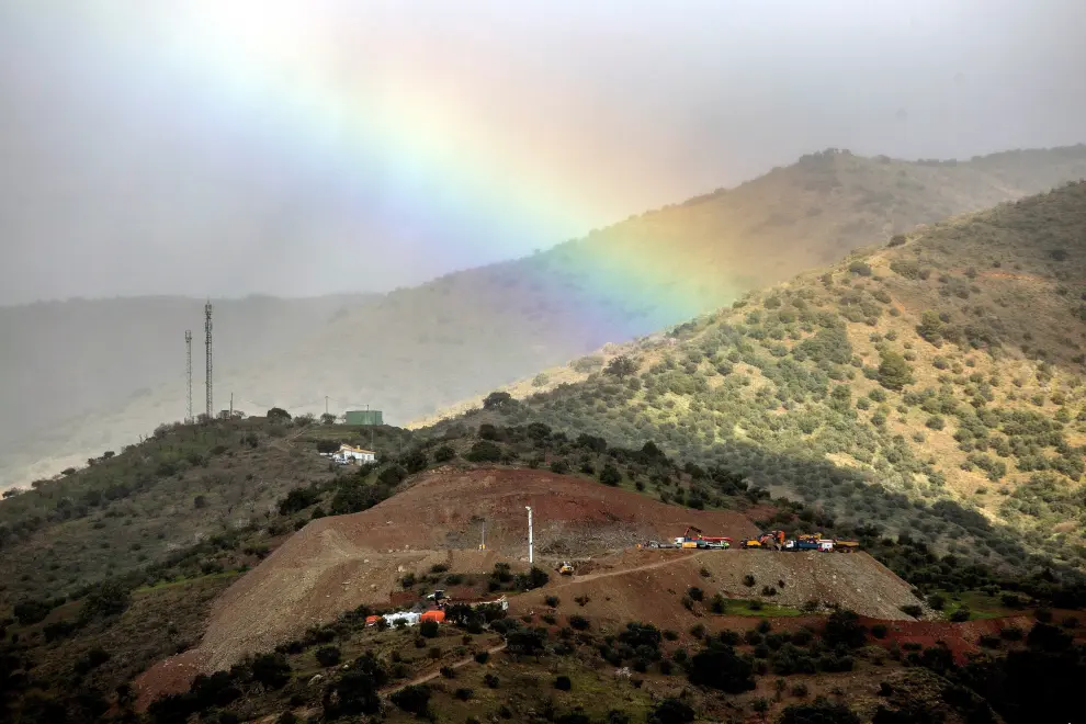 El arcoiris sale sobre el lugar donde se trabaja para encontrar al pequeño  Julen, este domingo, 20 de enero.