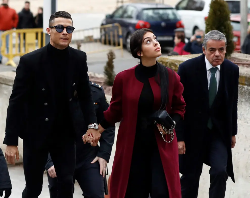 Imagen de la llegada a los juzgados de Cristiano Ronaldo y Georgina Rodríguez, para conocer la sentencia de su juicio por fraude.