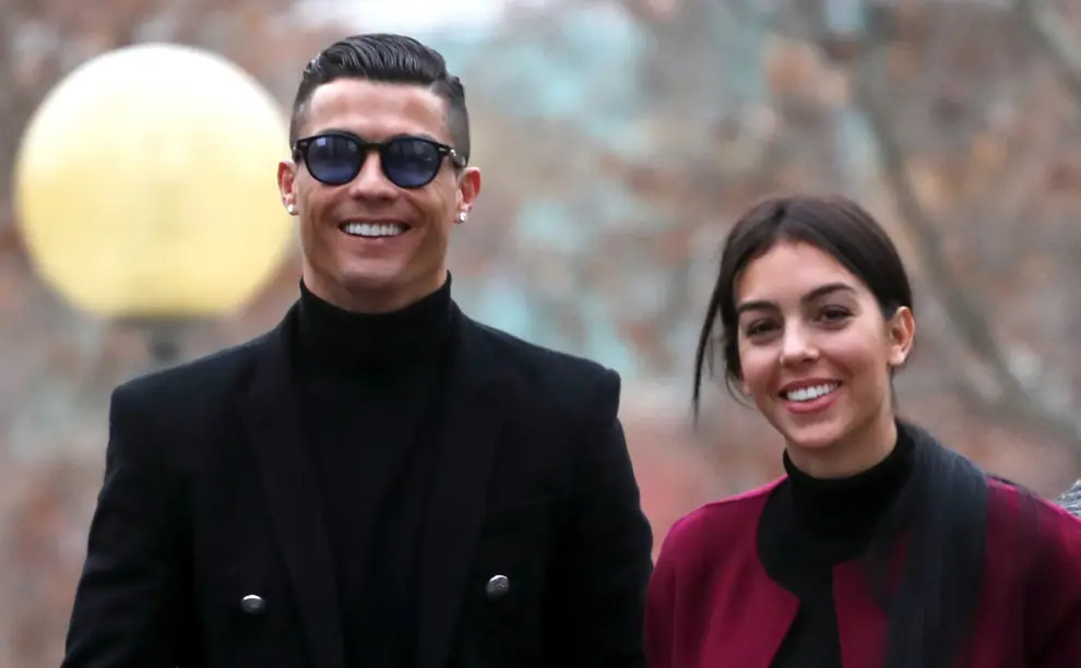 Cristiano Ronaldo hace el 'paseíllo' junto a Georgina