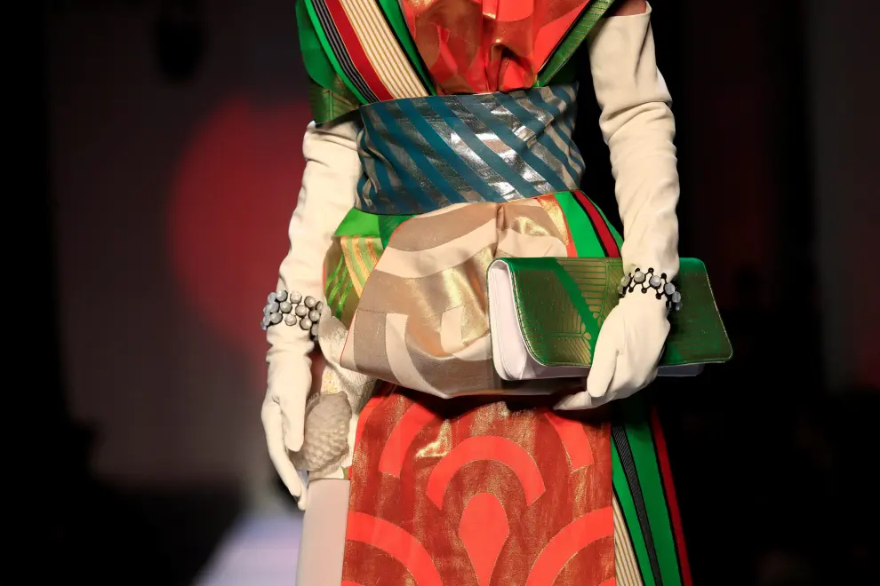 Las geishas acuáticas de Gaultier desfilan en la Alta Costura de París