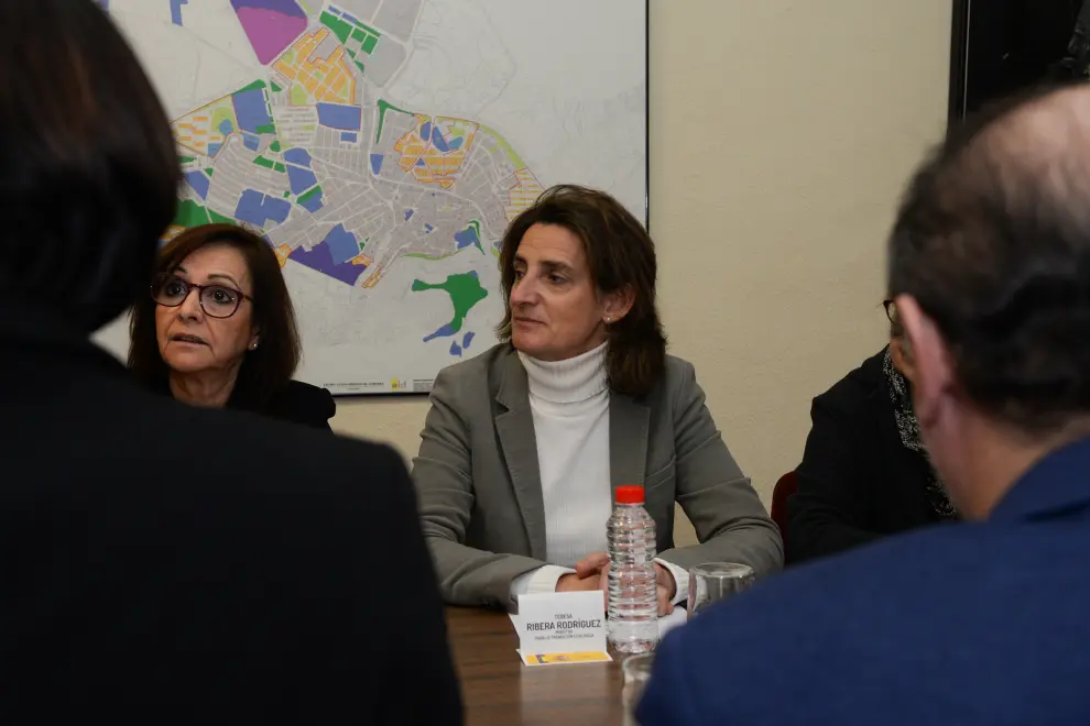 La ministra Teresa Ribera durante la reunión mantenida en Andorra con Javier Lambán, los alcaldes de la zona, representantes sindicales y empresarios.