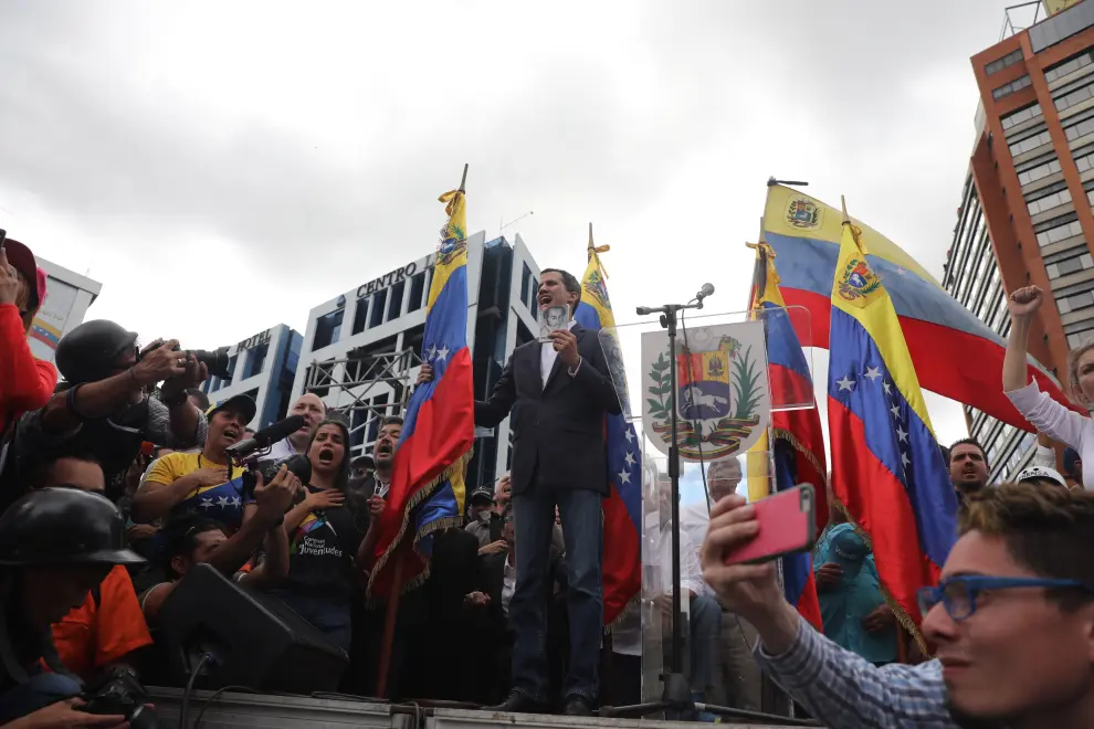 Guaidó se autoproclama presidente de Venezuela