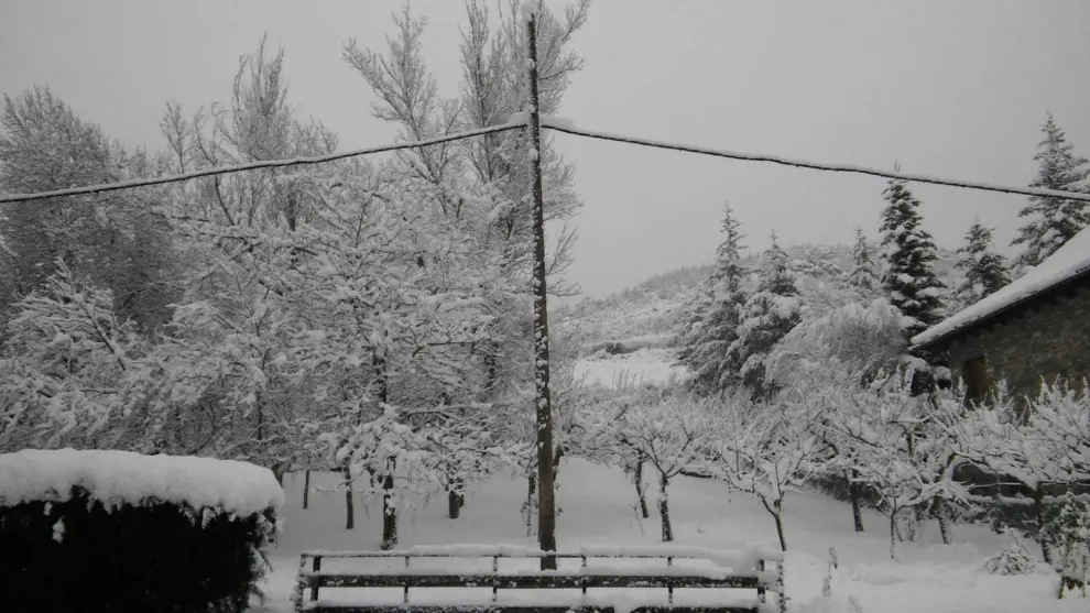 La localidad de Ansó cubierta de nieve
