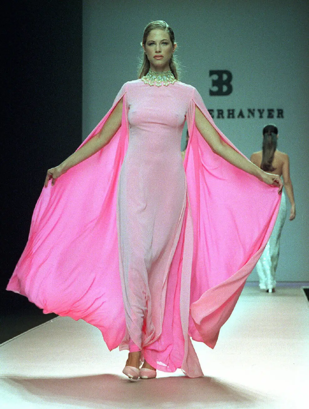 Martina Klein desfila con un traje de noche de seda rosa. Colección primavera/verano 2001