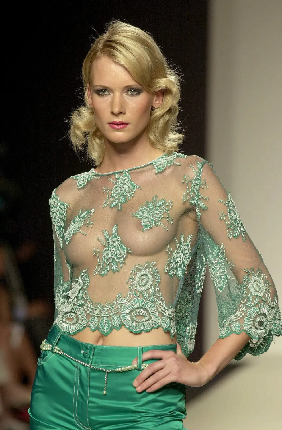 Elio Berhanyer jugó como pocos con las trasparencias. La modelo lleva un pantalón tipo vaquero en raso verde y blusa de organza bordada. Temporada primavera/verano de 2002