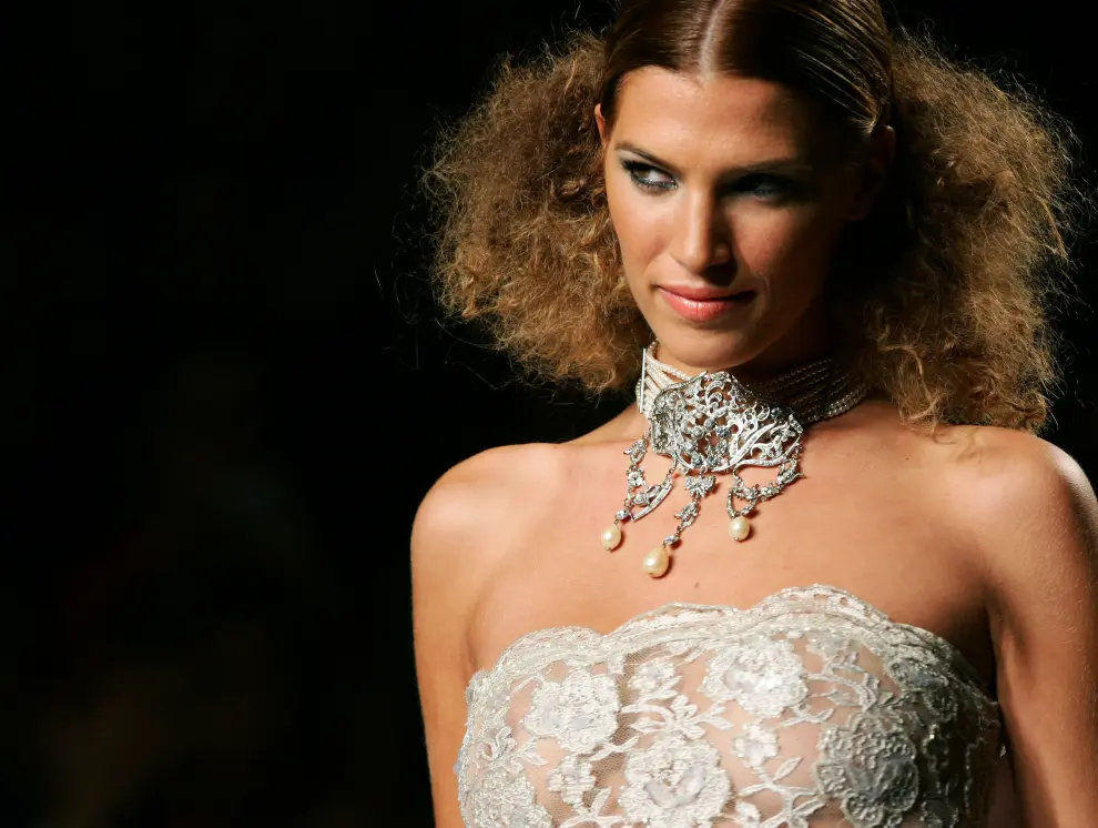 La modelo Laura Sánchez, con un vestido de encaje blanco. Colección primavera/verano de 2006