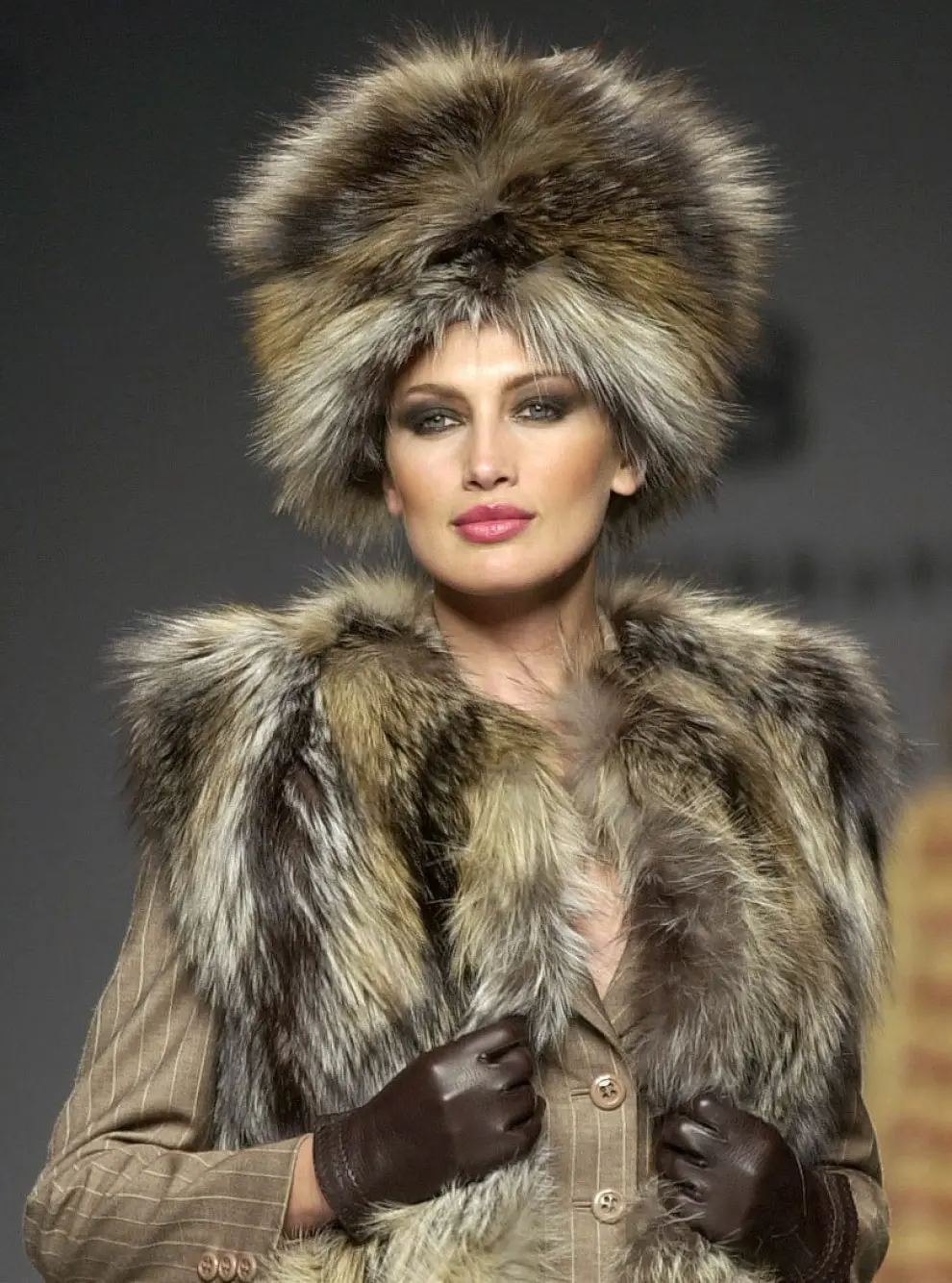 Nieves Álvarez, con un abrigo sin mangas de plumas de zorro, diseño de Berhanyer para la temporada otoño/invierno 2003-2004