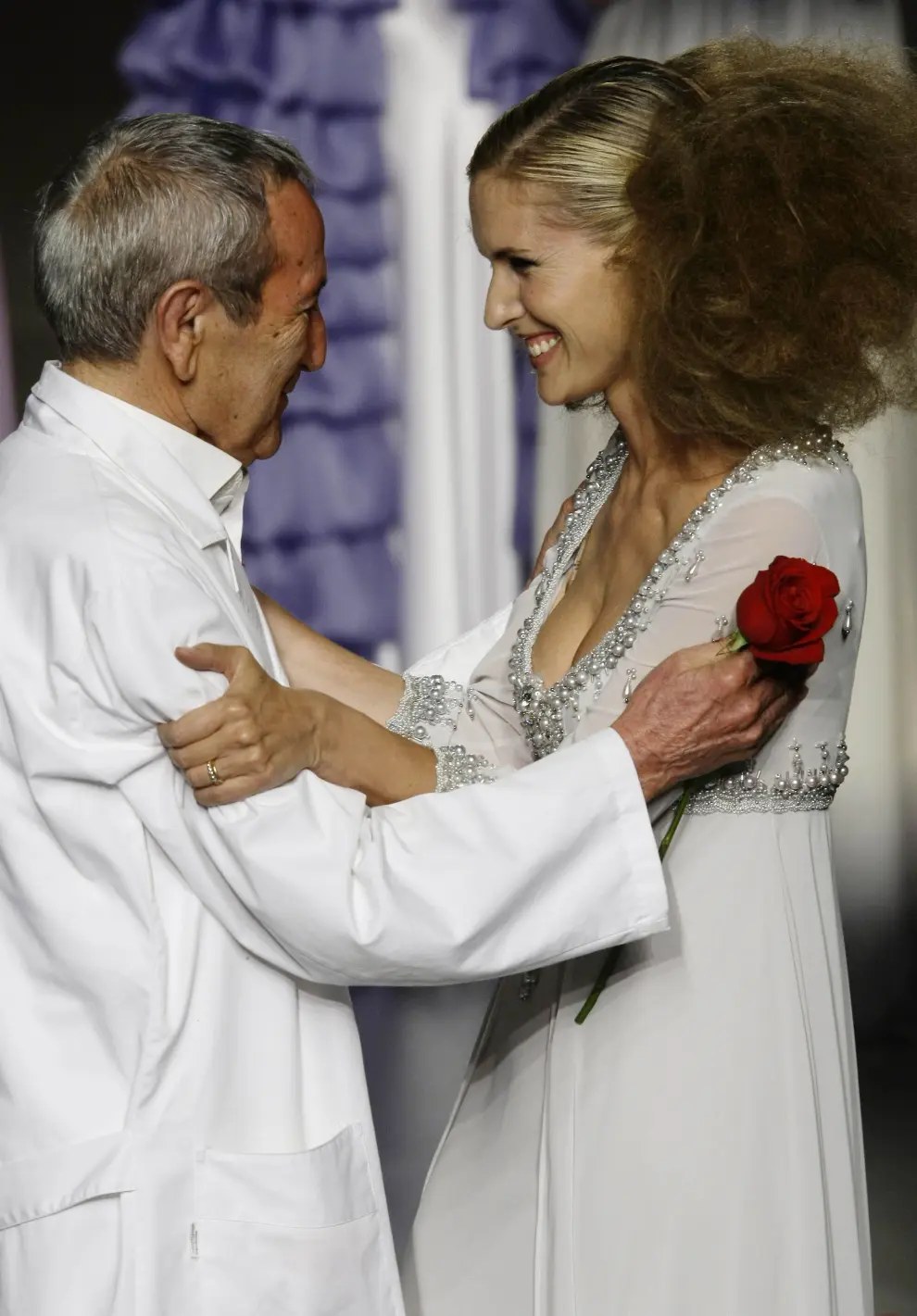 Elio Berhanyer saluda a Judith Masco tras la Cibeles Fashion Week primavera/verano de 2010