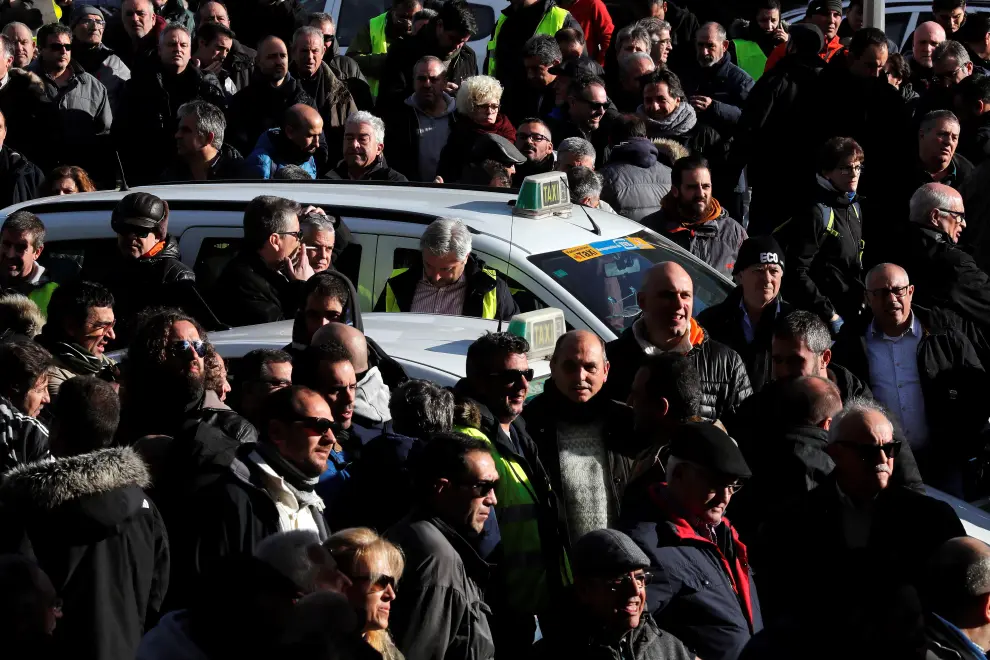 Decenas de taxis estacionados junto al recinto ferial de Ifema, este jueves, en Madrid.