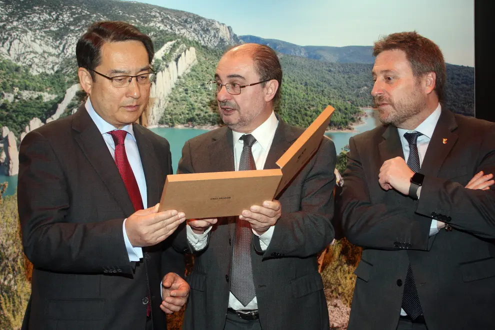 El embajador chino visita el estand de Aragón en Fitur