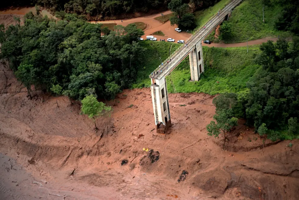 Una imagen de la rotura de la presa en Brasil.