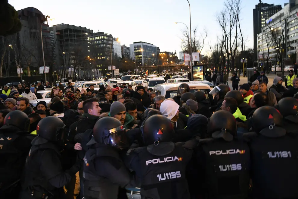 La Policía desaloja a los taxistas del Paseo de la Castellana