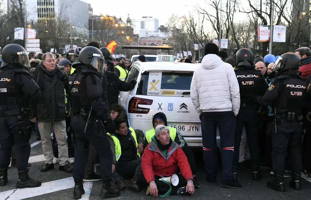 La Policía desaloja a los taxistas del Paseo de la Castellana