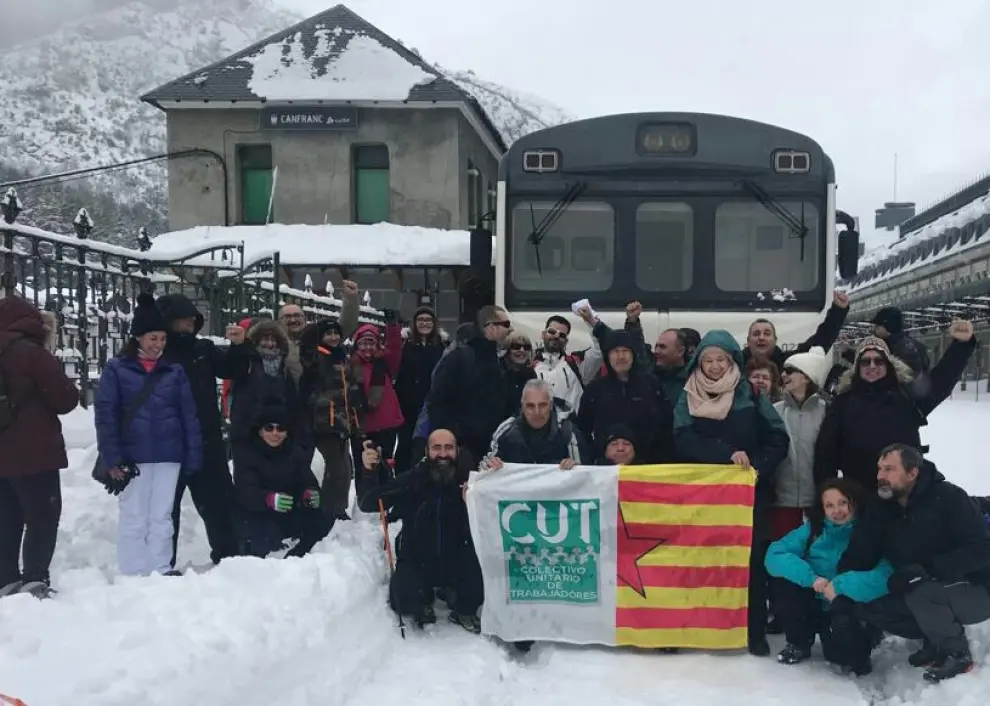 El tren se ha quedado bloqueado en las vías a causa de la nieve y la Guardia Civil ha pedido a los pasajeros que no salgan del tren.