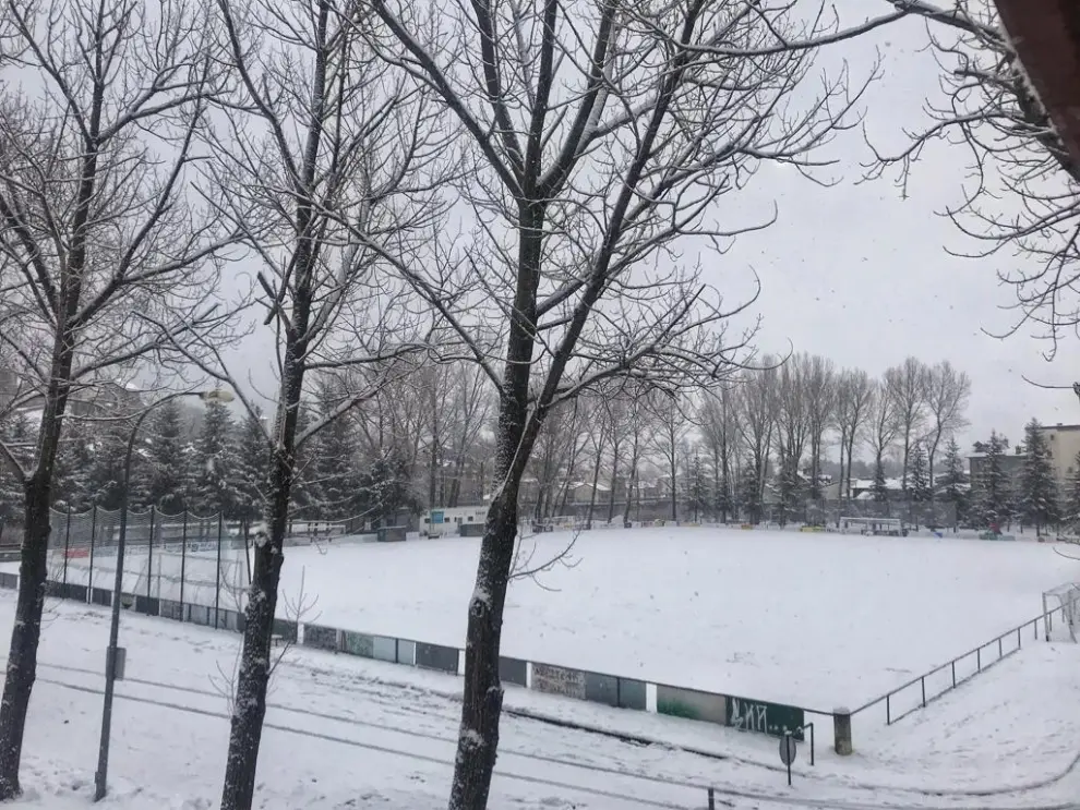 El campo de fútbol de Biescas, completamente nevado