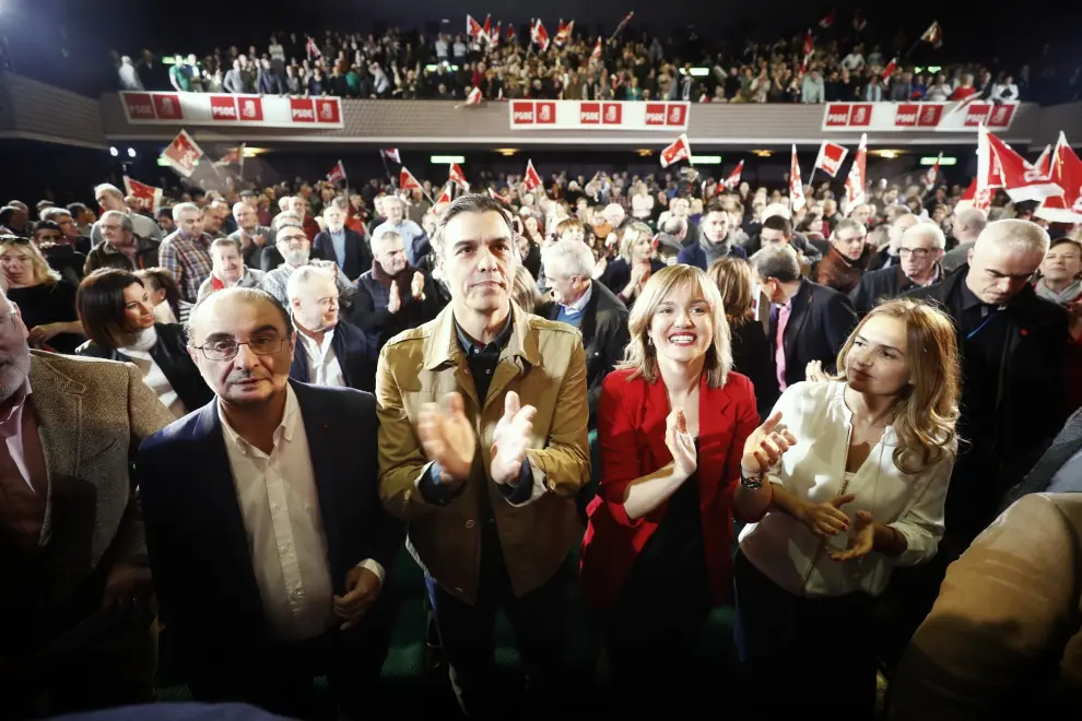 El presidente del Gobierno, Pedro Sánchez, a su llegada al mitin organizado por el PSOE-Aragón en los cines Palafox de Zaragoza.
