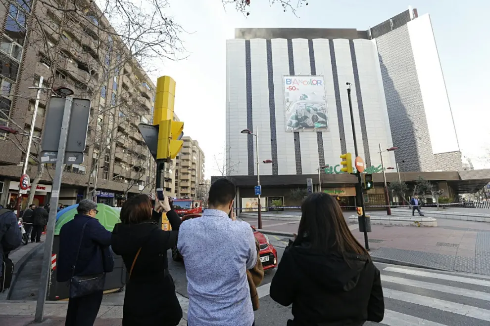 Un incendio obliga a desalojar el Corte Inglés de Sagasta de Zaragoza