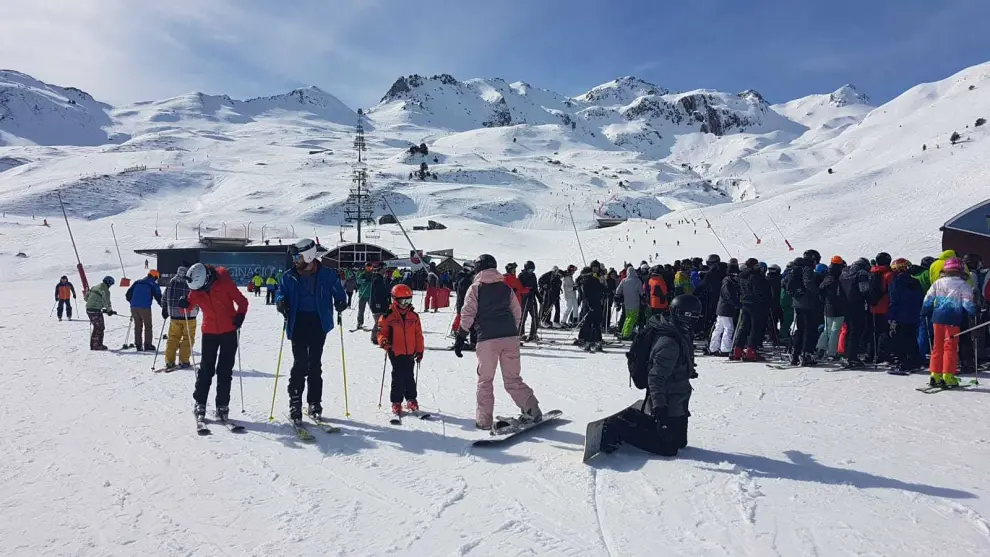 Fin de semana concurrido en la estación de esquí de Formigal.