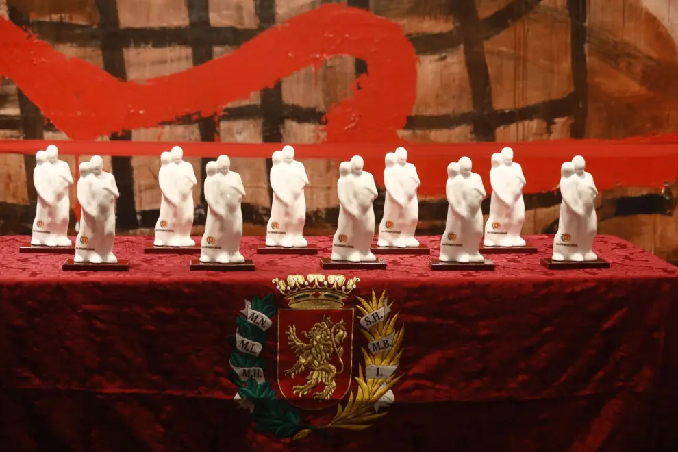 153 parejas zaragozanas reciben la escultura 'Los amantes' para celebrar sus Bodas de Oro