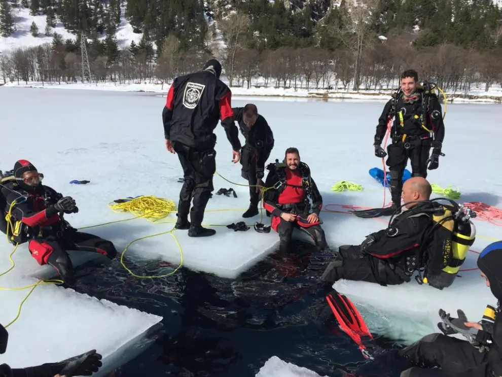 Los Bomberos de Zaragoza realizan prácticas de rescate bajo hielo