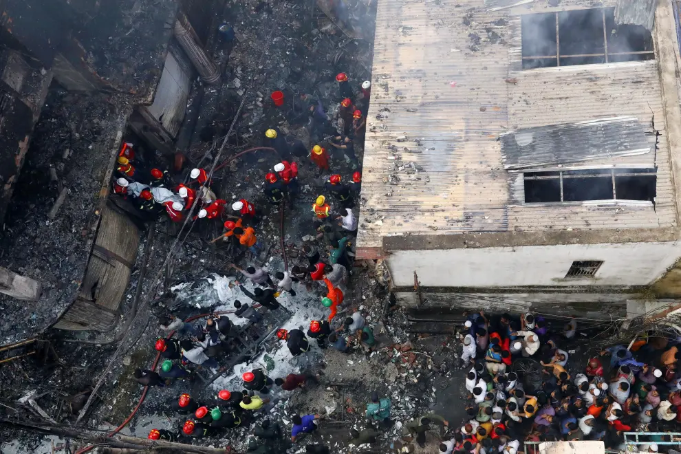 Mueren 70 personas en el incendio de una zona residencial en Daca
